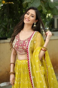 actress Aishwarya Raj Bhakuni cute photoshoot