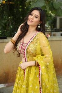 actress Aishwarya Raj Bhakuni cute photoshoot