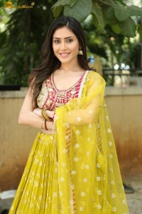 actress Aishwarya Raj Bhakuni cute photoshoot