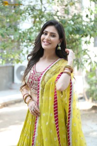 actress Aishwarya Raj Bhakuni cute photoshoot