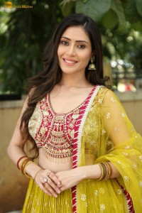 actress Aishwarya Raj Bhakuni cute photoshoot