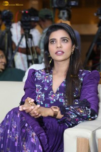 actress Aishwarya Rajesh cute in a blue salwar dress