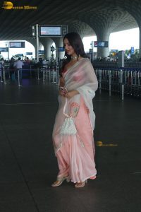 actress akanksha sharma spotted in saree at mumbai airport