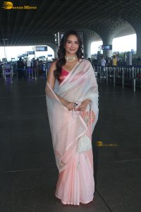 actress akanksha sharma spotted in saree at mumbai airport