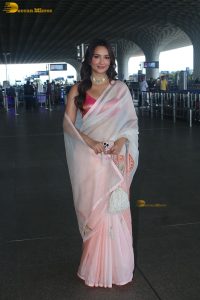 actress akanksha sharma spotted in saree at mumbai airport