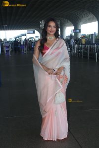 actress akanksha sharma spotted in saree at mumbai airport