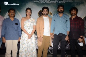 Pictures from Aakasa Veedhullo Trailer Release Event