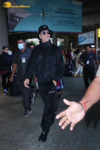 indian actor akshay kumar dressed in all black at the airport