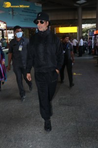 indian actor akshay kumar dressed in all black at the airport