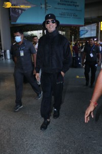 indian actor akshay kumar dressed in all black at the airport