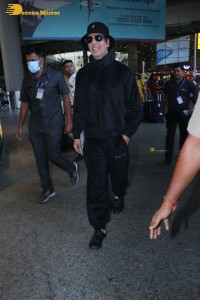 indian actor akshay kumar dressed in all black at the airport