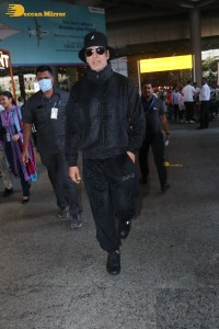 indian actor akshay kumar dressed in all black at the airport