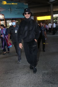 indian actor akshay kumar dressed in all black at the airport