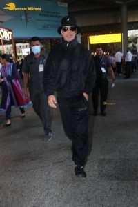indian actor akshay kumar dressed in all black at the airport
