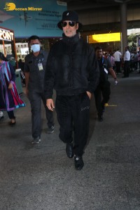 indian actor akshay kumar dressed in all black at the airport
