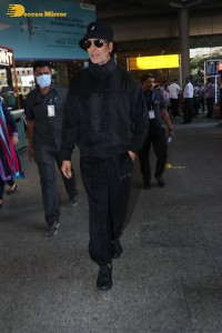 indian actor akshay kumar dressed in all black at the airport