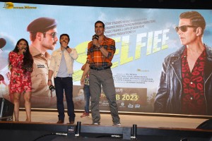 Akshay Kumar and Emraan Hashmi promote Selfiee