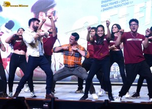 Akshay Kumar and Emraan Hashmi promote Selfiee