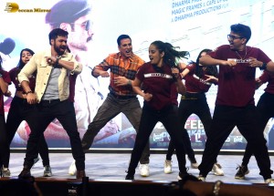 Akshay Kumar and Emraan Hashmi promote Selfiee