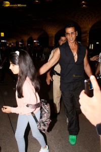 Bollywood Superstar Akshay Kumar spotted with his Family, wife Twinkle Khanna and daughter Nitara, at the Mumbai Airport
