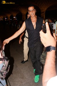 Bollywood Superstar Akshay Kumar spotted with his Family, wife Twinkle Khanna and daughter Nitara, at the Mumbai Airport