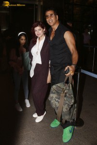 Bollywood Superstar Akshay Kumar spotted with his Family, wife Twinkle Khanna and daughter Nitara, at the Mumbai Airport