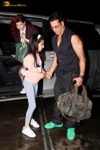 Bollywood Superstar Akshay Kumar spotted with his Family, wife Twinkle Khanna and daughter Nitara, at the Mumbai Airport