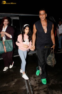 Bollywood Superstar Akshay Kumar spotted with his Family, wife Twinkle Khanna and daughter Nitara, at the Mumbai Airport