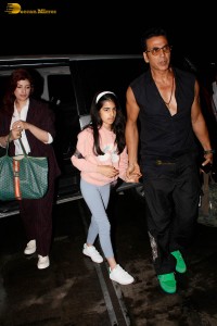 Bollywood Superstar Akshay Kumar spotted with his Family, wife Twinkle Khanna and daughter Nitara, at the Mumbai Airport