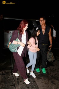 Bollywood Superstar Akshay Kumar spotted with his Family, wife Twinkle Khanna and daughter Nitara, at the Mumbai Airport