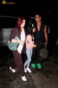 Bollywood Superstar Akshay Kumar spotted with his Family, wife Twinkle Khanna and daughter Nitara, at the Mumbai Airport