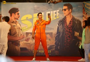 Bollywood Star Akshay Kumar record-breaking 184 selfies in 3 minutes on Feb 22, 2023