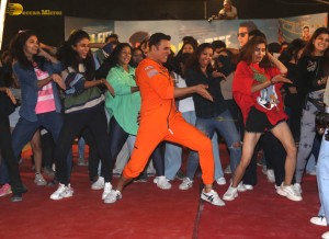 Bollywood Star Akshay Kumar record-breaking 184 selfies in 3 minutes on Feb 22, 2023