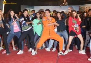 Bollywood Star Akshay Kumar record-breaking 184 selfies in 3 minutes on Feb 22, 2023