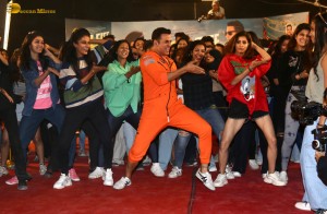 Bollywood Star Akshay Kumar record-breaking 184 selfies in 3 minutes on Feb 22, 2023