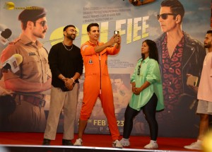 Bollywood Star Akshay Kumar record-breaking 184 selfies in 3 minutes on Feb 22, 2023