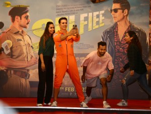 Bollywood Star Akshay Kumar record-breaking 184 selfies in 3 minutes on Feb 22, 2023