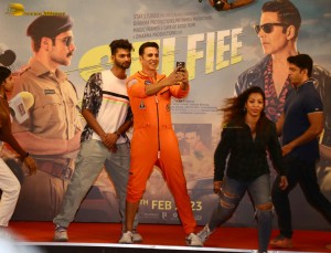 Bollywood Star Akshay Kumar record-breaking 184 selfies in 3 minutes on Feb 22, 2023