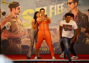 Bollywood Star Akshay Kumar record-breaking 184 selfies in 3 minutes on Feb 22, 2023