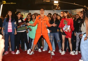 Bollywood Star Akshay Kumar record-breaking 184 selfies in 3 minutes on Feb 22, 2023