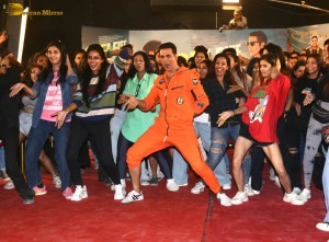 Bollywood Star Akshay Kumar record-breaking 184 selfies in 3 minutes on Feb 22, 2023