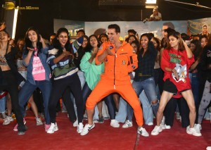 Bollywood Star Akshay Kumar record-breaking 184 selfies in 3 minutes on Feb 22, 2023