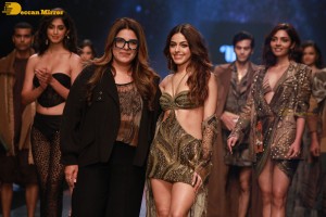 Alaya Furniturewala walks the ramp at Lakme Fashion Week 2022