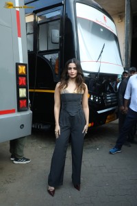 bollywood actress alia bhatt spotted in a shoulderless black dress