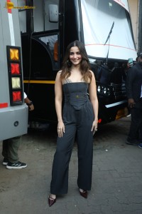 bollywood actress alia bhatt spotted in a shoulderless black dress