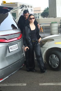 bollywood actress alia bhatt spotted in a black leather jacket at the airport