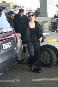 bollywood actress alia bhatt spotted in a black leather jacket at the airport