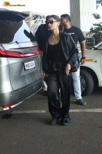 bollywood actress alia bhatt spotted in a black leather jacket at the airport