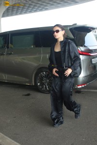 bollywood actress alia bhatt spotted in a black leather jacket at the airport