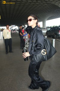bollywood actress alia bhatt spotted in a black leather jacket at the airport